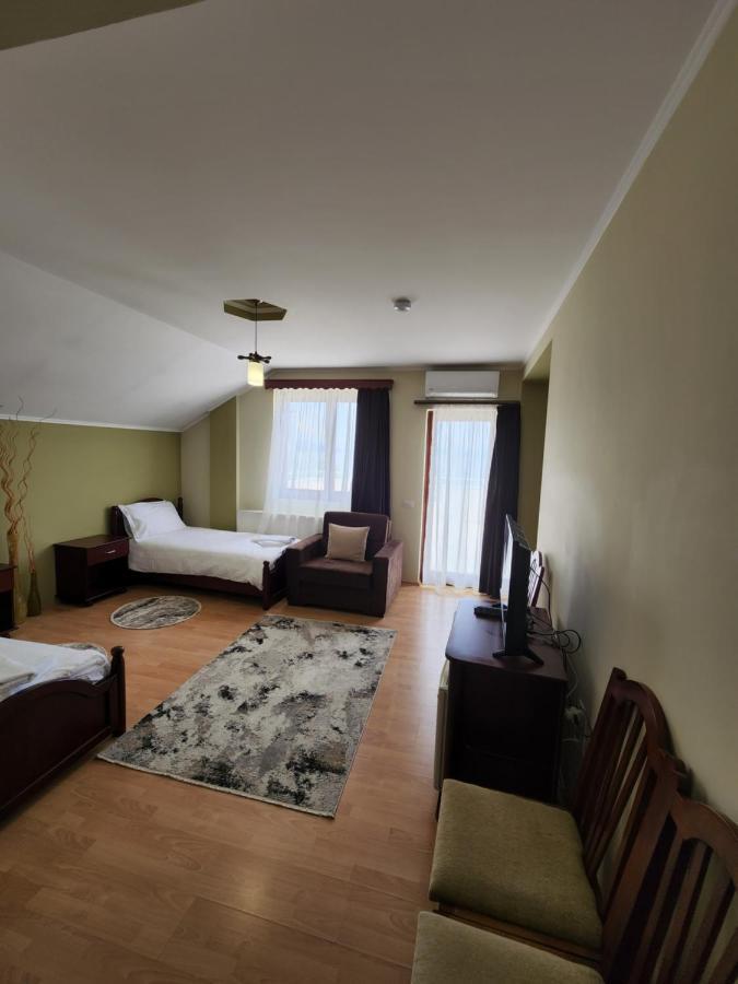 Guesthouse Bimbli Pogradec Esterno foto