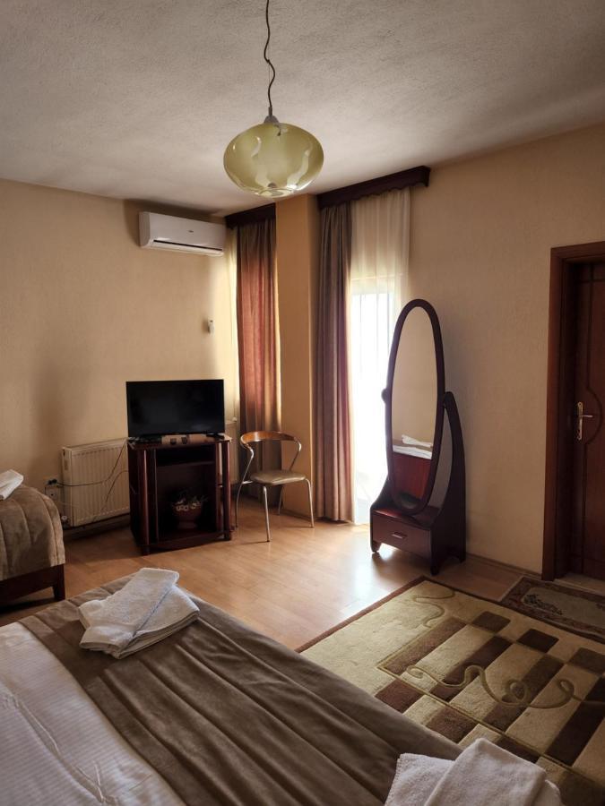 Guesthouse Bimbli Pogradec Esterno foto