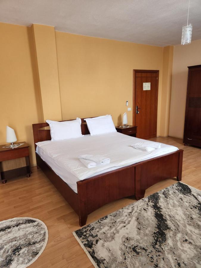 Guesthouse Bimbli Pogradec Esterno foto