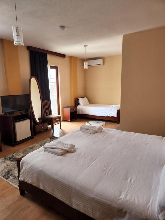 Guesthouse Bimbli Pogradec Esterno foto
