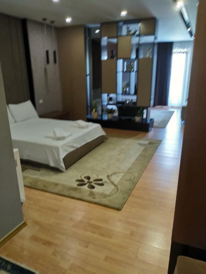 Guesthouse Bimbli Pogradec Esterno foto